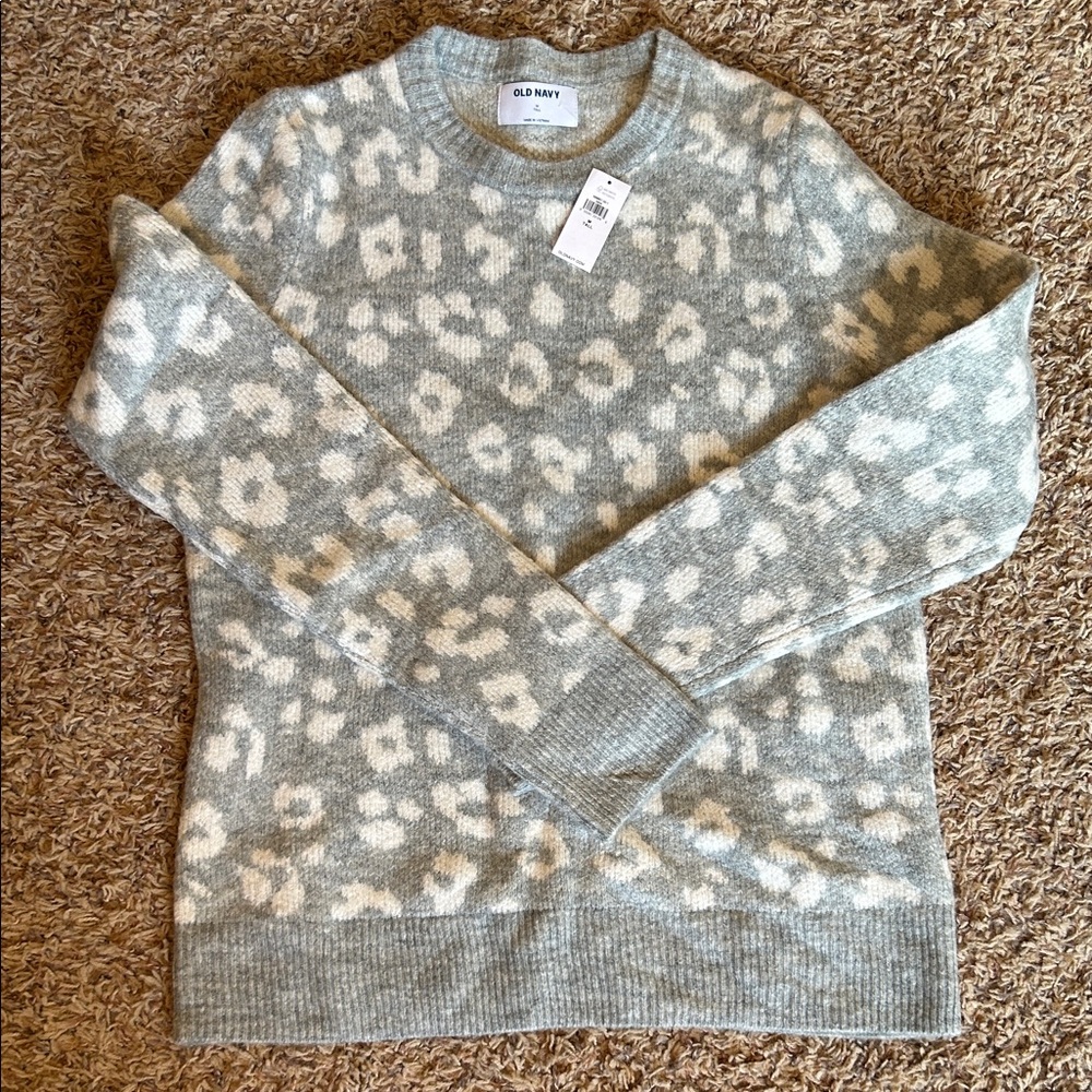 Old Navy Light Gray Animal Print Sweater
Medium TALL